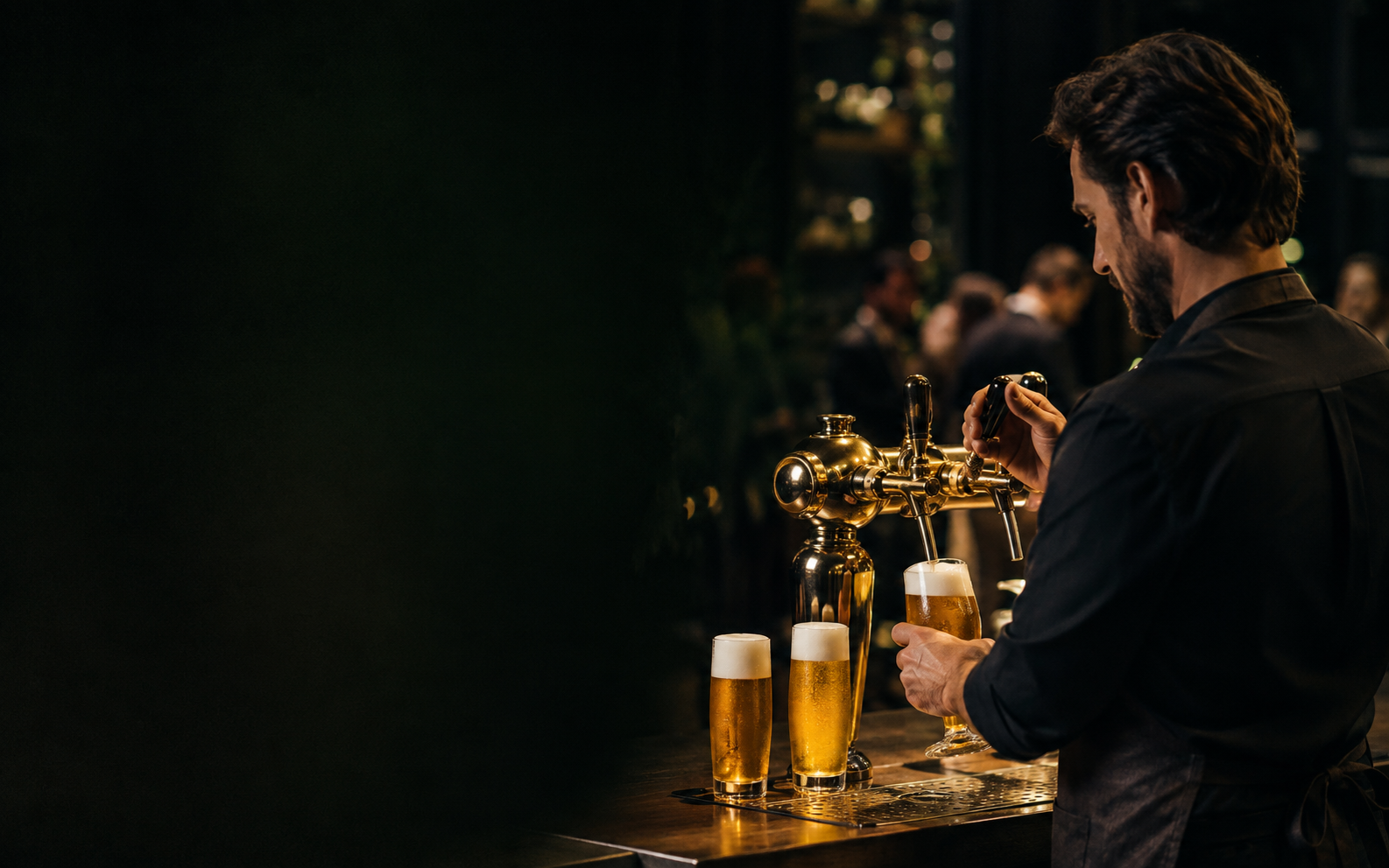 Een ervaren bartender die verse biertjes tapt tijdens een evenement